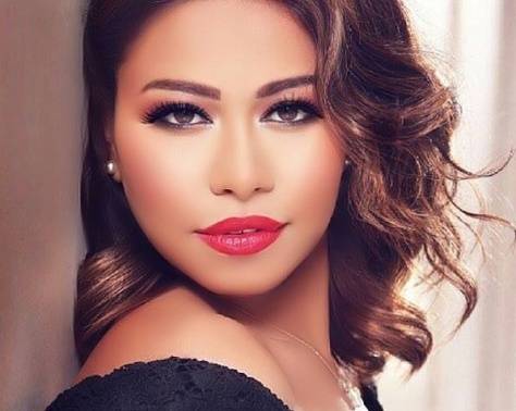 بالفيديو - مدير أعمال شيرين يعتدي على مصوّر.. ولماذا أخفت وجهها في الكويت؟