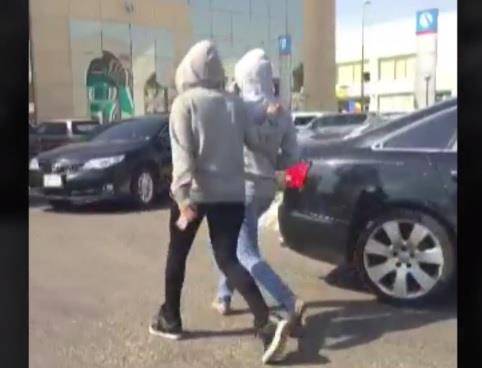 بالفيديو مشادة بين شيخ وفتاة في الشارع  بسبب لباسها