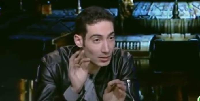 بالفيديو: مدعى الإلوهية: أنا سأهدم الكعبة.. وعالم أزهري يرد: «هنجيبك من قفاك»