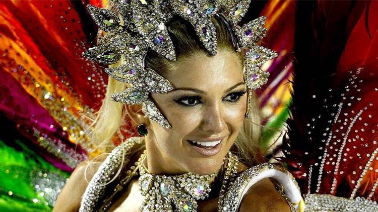 افتتح الكرنفال الكبير في ريو دي جانيرو المشهور عالميا يوم الجمعة 5 فبراير/شباط ويستمر 4 أيام بلياليها.