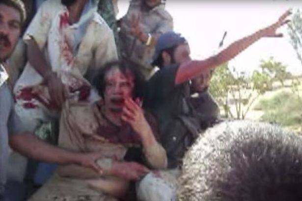 شاهد:مقطع لم ينشر من قبل للقذافي وهو يتعرض للضرب ومغطى بالدماء