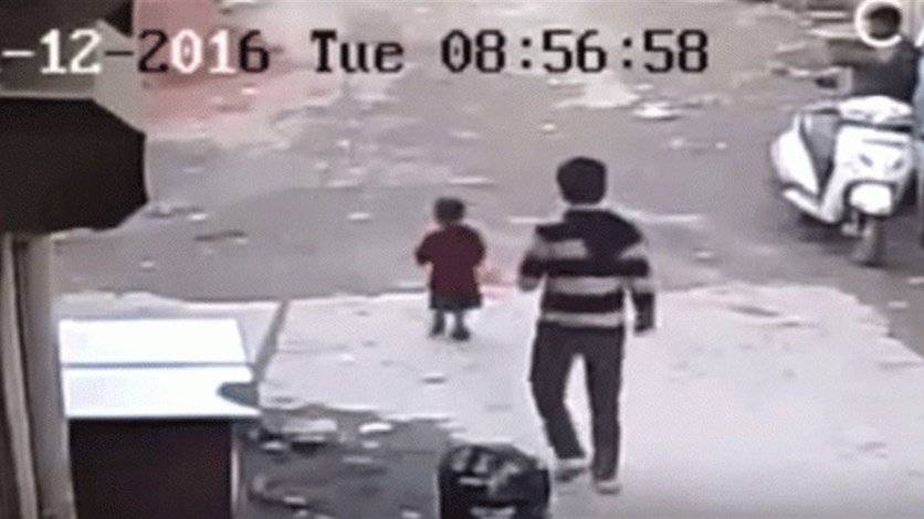 بالفيديو: طفل ينجو بأعجوبةٍ من موت محقّق