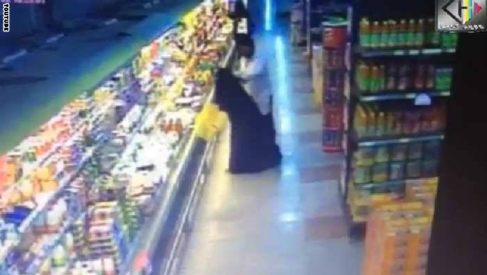 فضيحة بالفيديو: الكاميرا توثق لحظة تحرش "أجنبي" بسيدة في سوق بالرياض!