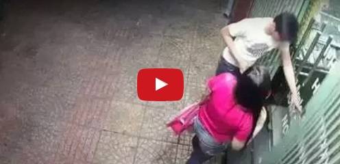 شاهد ماذا فعل شاب بفتاة مستغلاً خلو الشارع