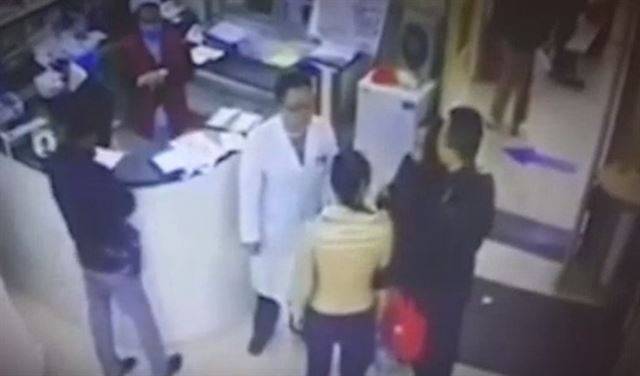بالفيديو.. امرأة صينية تضرب الأطباء بعد وفاة قريبها