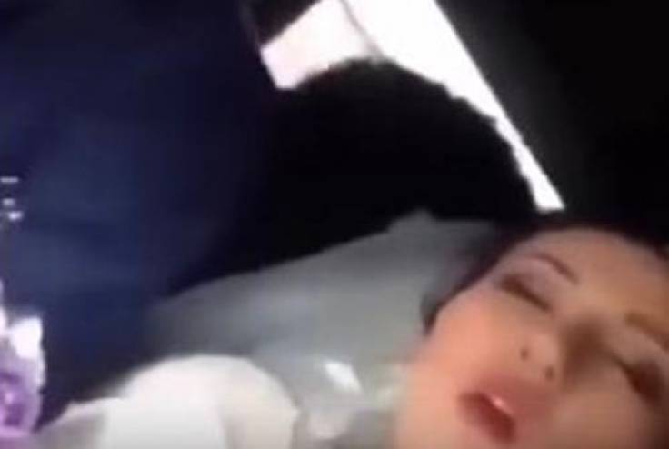 فيديو- فضيحة عروس تدخل في نوم عميق أثناء مراسم زفافها