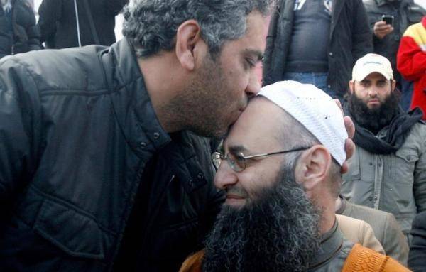 ما بعد مقابلة فضل شاكر.. والدة شهيد تعلّق ومدافعون يردون