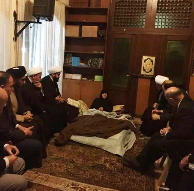 عقيلة الشيخ محمد يعقوب مع عشرات النساء يجهّزن الخيم عند مدخل مكاتب النواب ونائب الأمين العام لـ"حزب الله" خلف المجلس الاسلامي الشيعي الأعلى على طريق المطار