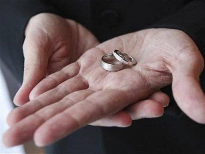 بالصورة: لعدم نزعه خاتم الزواج... هذا ما حفرت زوجته عليه!