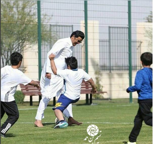 أمير قطر يلعب كرة القدم مع الأطفال "حافي القدمين" صور وفيديو