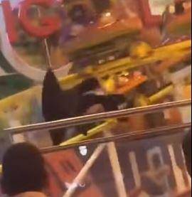 بالفيديو..مشهد مروع للحظة سقوط امرأة من قطار الملاهي بمول شهير