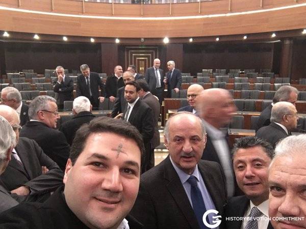 سيلفي لنديم الجميل من داخل مجلس النواب