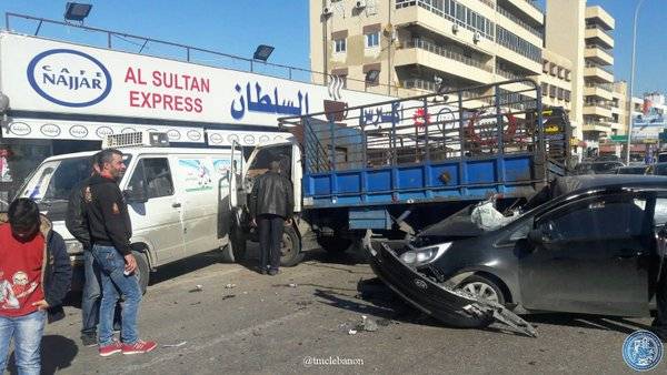 التحكم المروري: حادث تصادم بين 3 سيارات على اوتوستراد خلدة باتجاه الناعمة سبب ازدحام مروري في المحلة  - الاضرار مادية