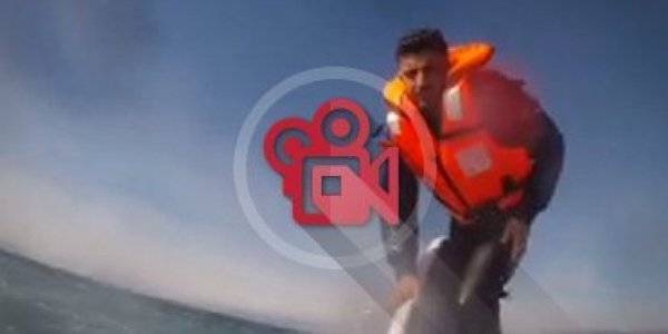 بالفيديو- بعد أن غرق الجميع تعلق بزاوية من زوايا المركب الغارق ونجا بأعجوبة
