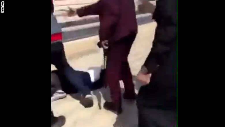 سحل فتاة أمام مركز تجاري في الرياض..