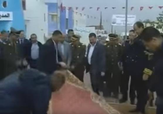 فيديو| ‘المرزوقي‘ يرفض السير على السجاد ويزيله بنفسه