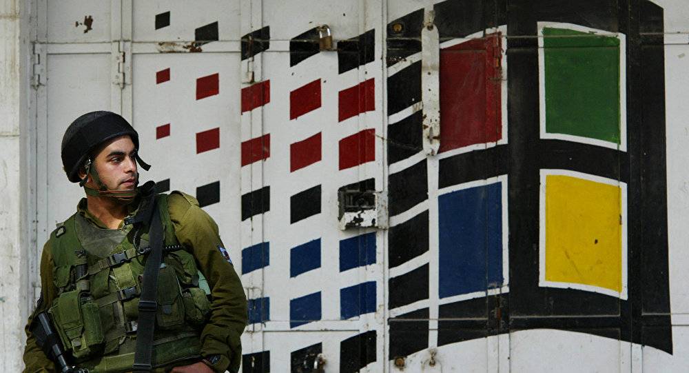 الإحتلال يراقب حسابات الفلسطينيين على "فيسبوك" و"تويتر"