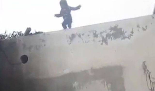 بالفيديو.. يشجع طفله على "قفزة الموت"