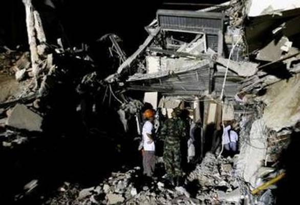 رويترز: إنتشال شخص آخر على قيد الحياة من تحت أنقاض مبنى منهار في تايوان بعد أكثر من يومين على الزلزال
