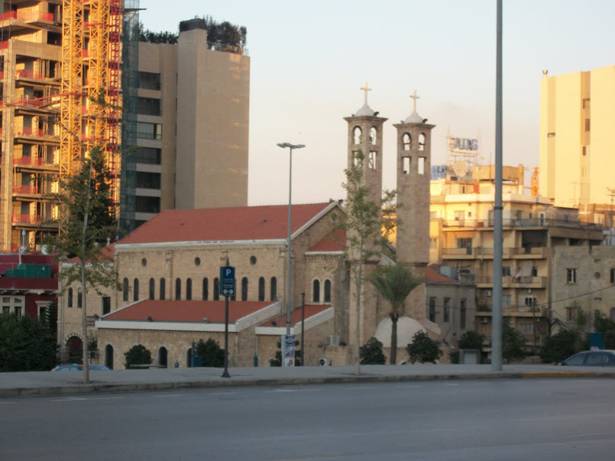 وصول الوزراء سجعان قزي، بطرس حرب والياس بوصعب والنائب نديم الجميل الى كنيسة مار مارون الجميزة للمشاركة في القداس الالهي