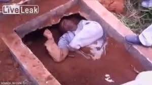 دفنوه حياً.. بالفيديو: لحظة إخراج رجل مدفون حياً من القبر!