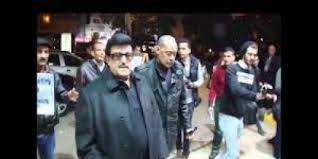بالفيديو-  سمير غانم يمازح الناس في عزاء!
