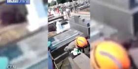 فيديو للكبار فقط.. انتشال رجل دفن حيا من داخل القبر