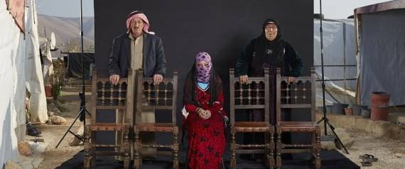 بريطاني يصوَّر عائلات سورية ويضع كراسي فارغة مكان المفقودين