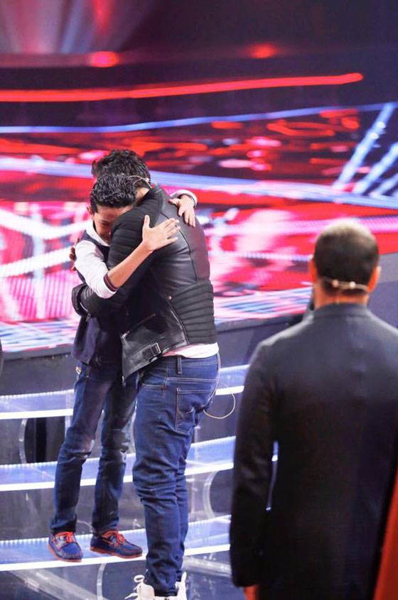 شاهدوا ماذا فعل تامر حسني لمشترك The Voice الذي بكى