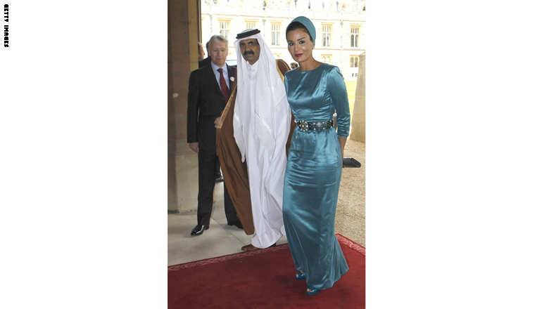 بالفيديو- أمير قطر حافي القدمين!