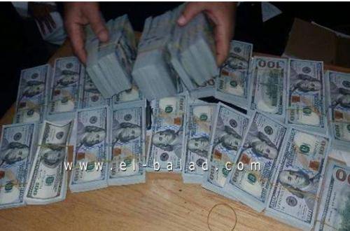 بالصور.. القبض على قطريين بمطار القاهرة حاولا تهريب 350 ألف دولار من صالة كبار الزوار