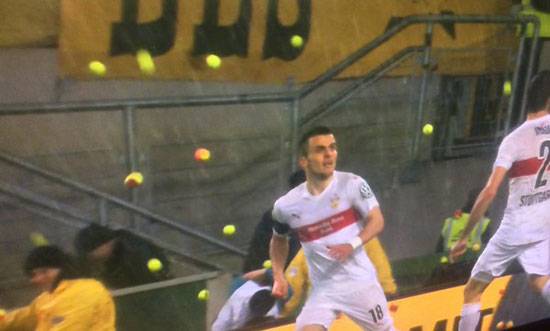 لماذا رمى جمهور دورتموند الالماني كرات التنس على اللاعبين في الملعب ؟