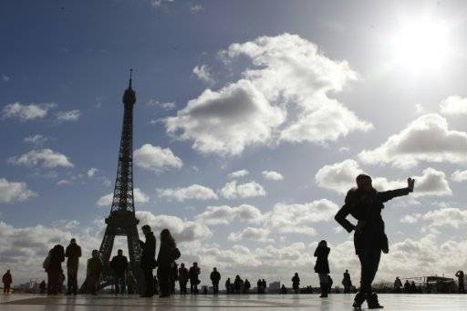 قلق لدى الزوار الوافدين الى باريس رغم الآمال بانتعاش السياحة