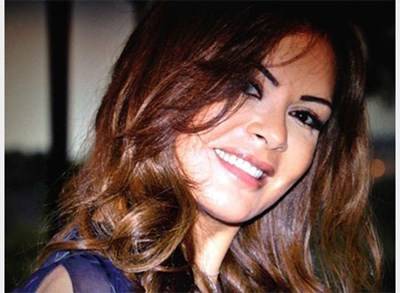 كارمن لبس تحتفل بعيد ميلاد والدتها بحضور شقيقاتها