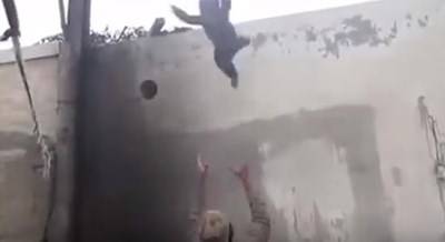 فيديو صادم لأب يشجع طفله على القفز من فوق السطح