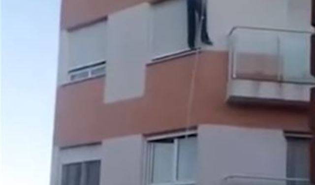 بالفيديو.. نسي مفتاح شقته في الداخل فدفع حياته ثمناً