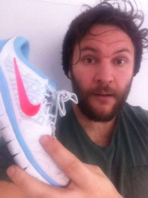 هذا الشاب يبحث عن سندريلا نسيت معه حذاء Nike!