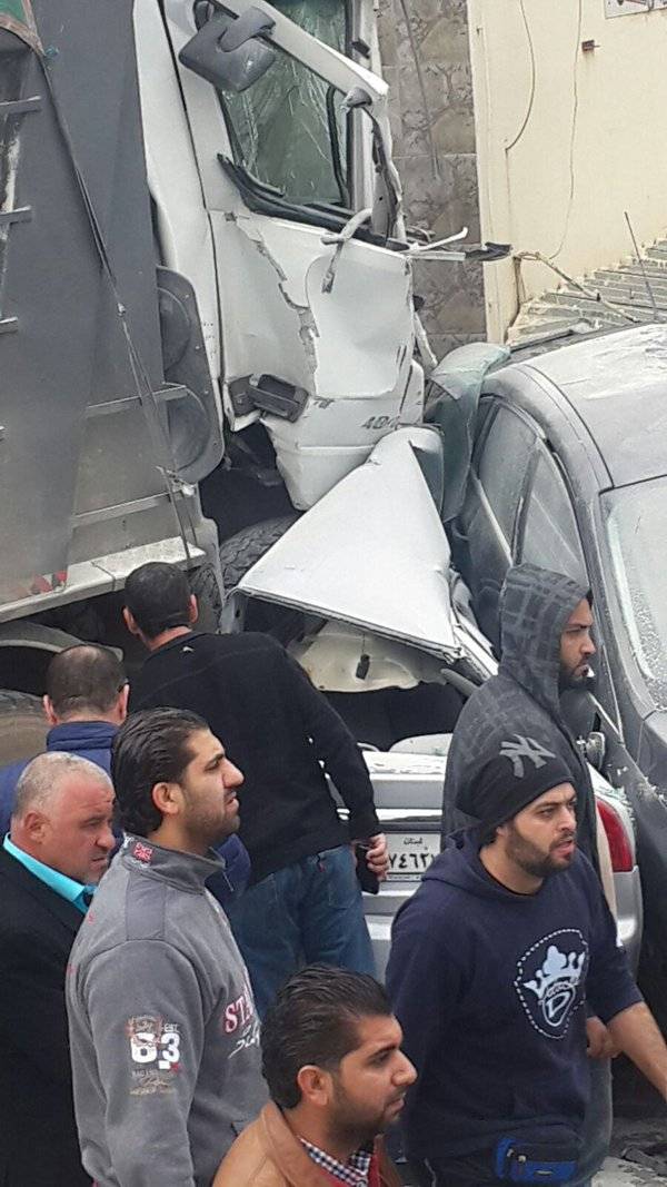 حادث سير مروع على طريق النافعة في صيدا بين شاحنة وسيارة من نوع سيفيك يودي بحياة امرأة