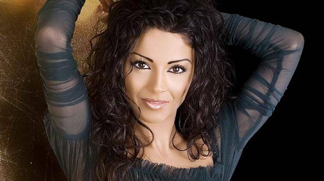 بالصور: دوللي شاهين ترتدي فستاناُ مثيراً فهل يحمل رسالة إلى نقابة الموسيقيين في مصر؟