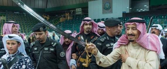 بالصور.. الملك سلمان يشارك في أداء "العرضة" بالسيف