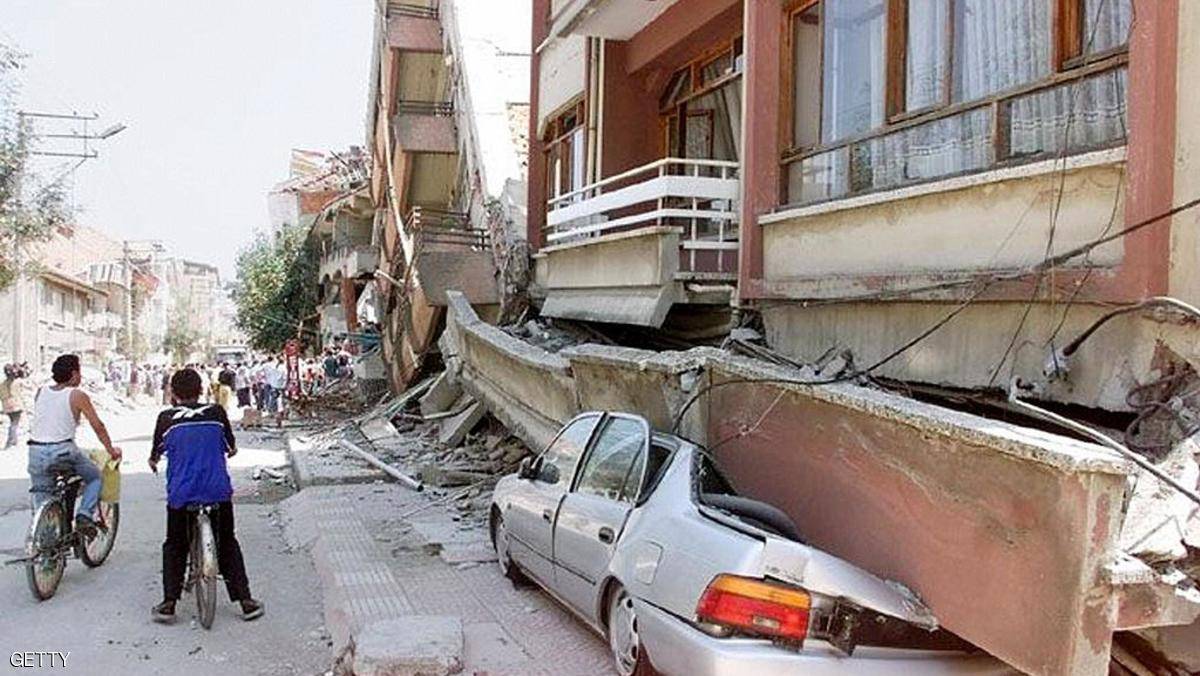 تركيا.. انهيار مبنى وسط إسطنبول