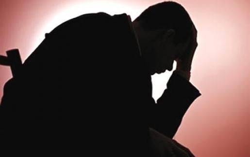 رجل يسعى للانتقام من زوجتيه... هذا ما فعله!