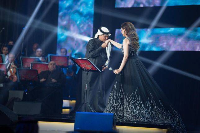 لماذا قبل فنان العرب ‫#‏محمد_عبده‬ يد الفنانة أنغام؟