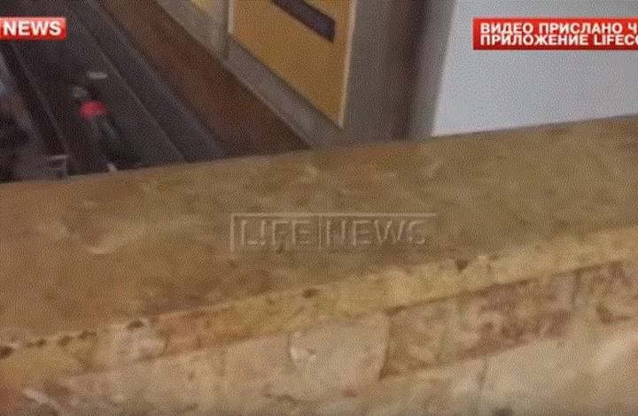 بالفيديو- شاهد كيف نجا رجلان وامرأة من تحت عجلات القطار بأعجوبة