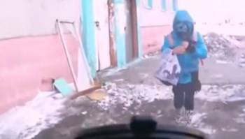 شاهد: ماذا حدث لطفل من شدة البرودة أثناء سيره في الشارع