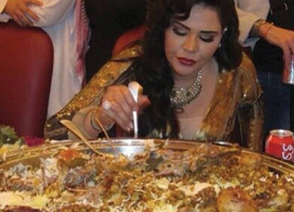 لقطات عفوية وطريفة لمشاهير أثناء تناولهم الطعام