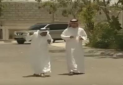 غراب يهاجم رجل اماراتي صبحا ومساءا لانه قتل فرخه .. فيديو