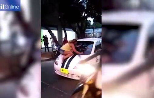 بالفيديو شاهد: ماذا فعلت فتاة ضبطت حبيبها مع أخرى داخل السيارة؟