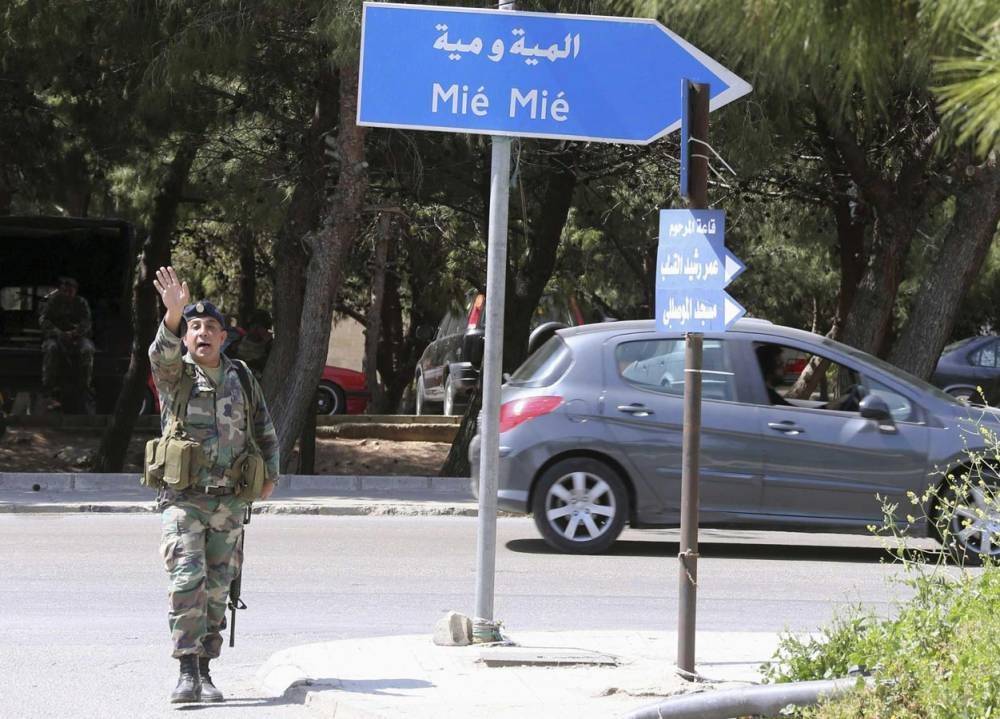 فلسطيني أضرب عن الطعام وأغلق مكتب مدير 