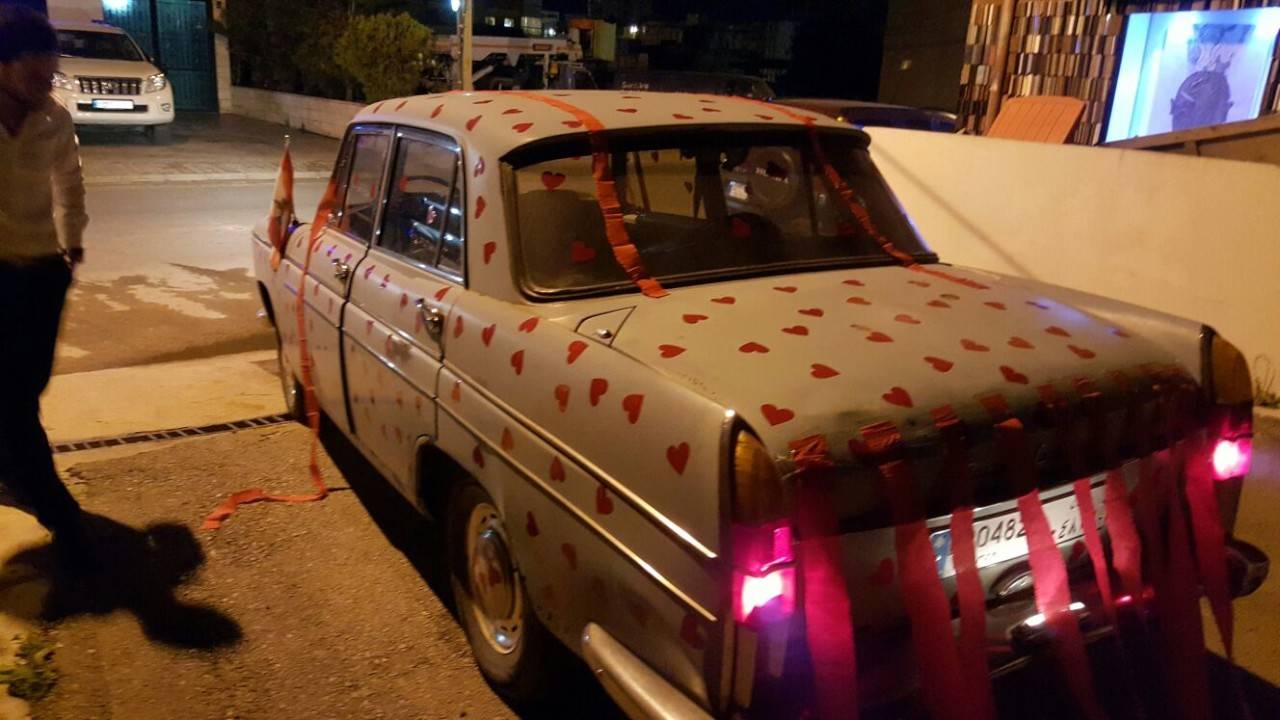 بالصور: سيارة تثير البلبلة في عيد الحب...